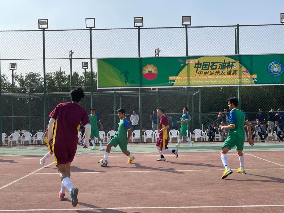 12月14日，中國(guó)石油（伊拉克）魯邁拉片區(qū)舉辦公共開放日和足球友誼賽。中國(guó)石油工程建設(shè)有限公司魯邁拉項(xiàng)目代表隊(duì)與巴士拉大學(xué)代表隊(duì)進(jìn)行了比賽，巴士拉大學(xué)代表隊(duì)獲勝。文學(xué)軍攝