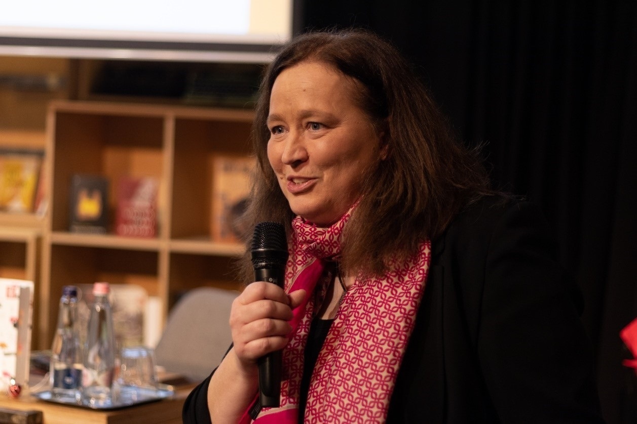 本書譯者宗博莉·克拉拉主持讀書分享會(huì)。摩爾多瓦尼·巴爾納巴斯攝