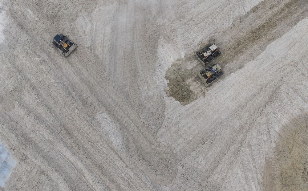 12月12日，在廣西湘桂華糖制糖集團來賓紙業(yè)有限責(zé)任公司，工作人員在整理蔗渣（無人機照片）。