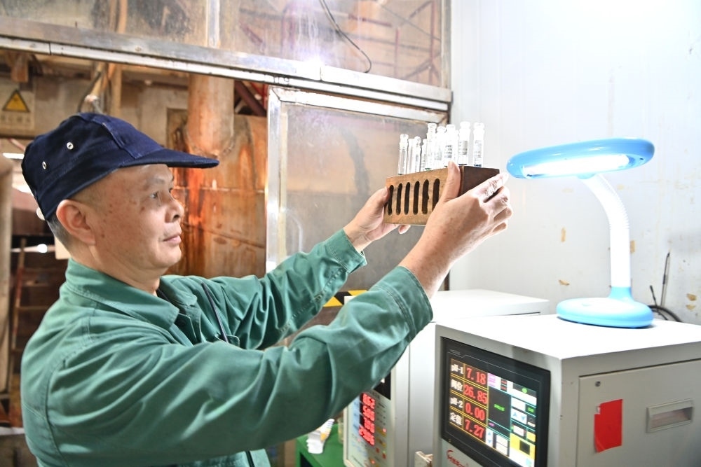 12月12日，廣西來賓小平陽湘桂制糖有限公司的工作人員在檢測糖漿樣品。