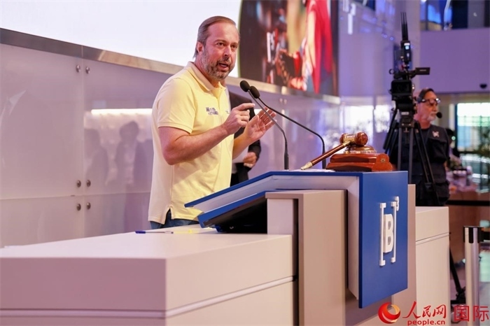 巴西礦產(chǎn)和能源部部長(zhǎng)亞歷山大·西爾維拉發(fā)表致辭。人民網(wǎng)記者 宋亦然攝