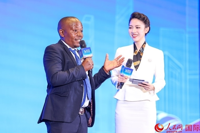 來自烏干達(dá)坎帕拉—恩德培機(jī)場高速公路項(xiàng)目的赫爾曼（左）被評為中國交建共建“一帶一路”最美外籍建設(shè)者之一。人民網(wǎng)記者 趙益普攝