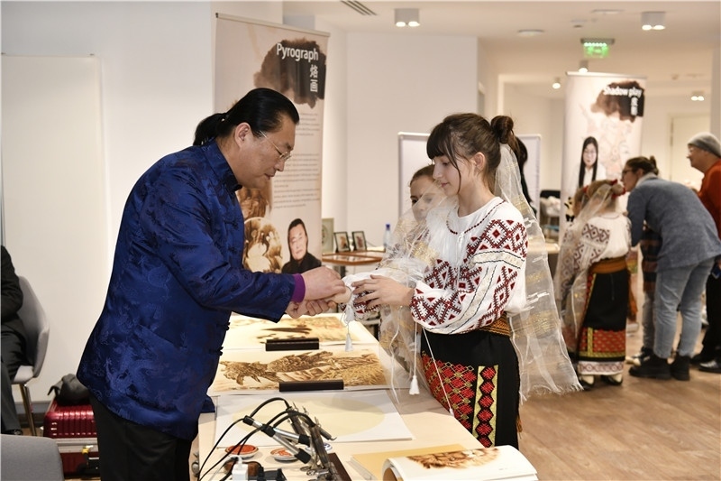 圖為羅馬尼亞小學(xué)生在現(xiàn)場(chǎng)體驗(yàn)烙畫。 布加勒斯特中國(guó)文化中心供圖