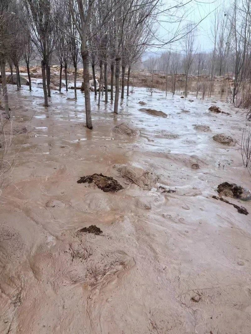 次生災害襲擊過的村落。喬棟攝。