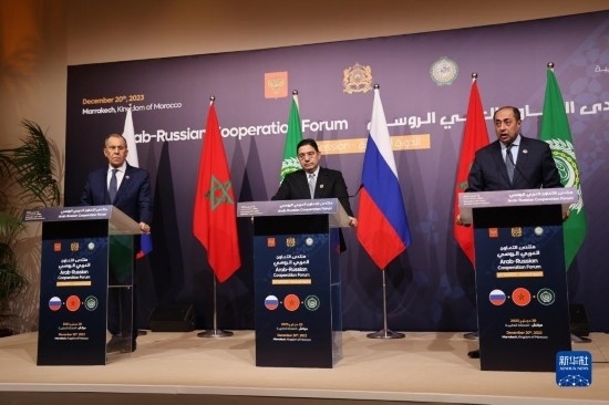 12月20日，在摩洛哥南部城市馬拉喀什舉行的第六屆阿拉伯-俄羅斯合作論壇主議程結(jié)束后，俄羅斯外交部長(zhǎng)拉夫羅夫、摩洛哥外交大臣布里達(dá)、阿拉伯國(guó)家聯(lián)盟（阿盟）副秘書長(zhǎng)胡薩姆·扎基（從左至右）出席記者會(huì)。新華社記者霍晶攝