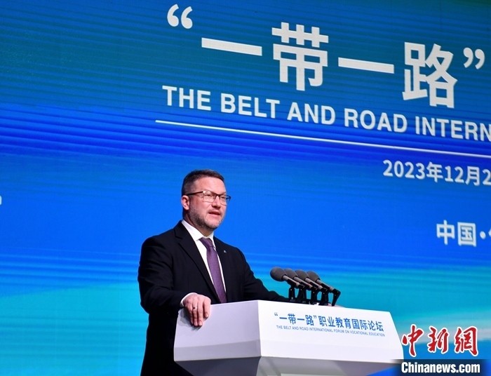 圖為活動現(xiàn)場歐洲議會交通旅游委員會副主席烏伊海依·伊什特萬致辭。 中新社記者 韓冰 攝