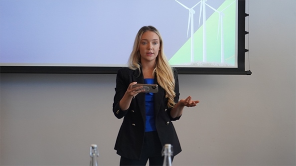 南非駐亞洲和金磚國家無任所大使蘇克拉爾代表吉娜·布朗發(fā)言。 人民網(wǎng) 張茜攝