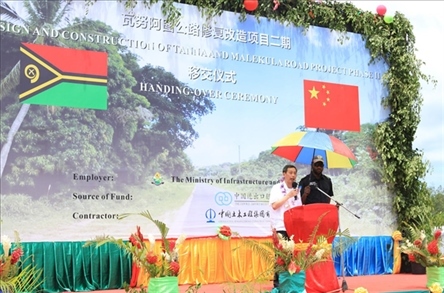 2023年12月18日，中國駐瓦努阿圖大使李名剛在瓦努阿圖公路項目二期馬勒庫拉段的移交儀式上發(fā)表致辭。人民網(wǎng) 賀吉攝
