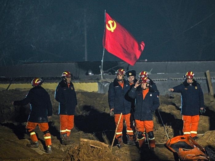 2023年12月21日，救援隊員在青海省海東市民和回族土族自治縣中川鄉(xiāng)金田村現(xiàn)場救援。新華社記者 張龍 攝