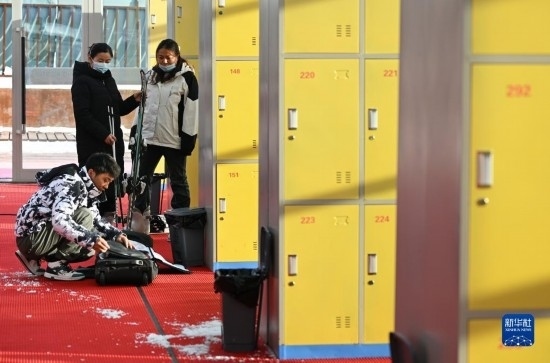 12月21日，游客在滑雪服務(wù)大廳整理滑雪裝備。