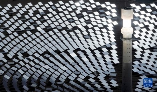 這是2023年6月11日在青海省海西蒙古族藏族自治州格爾木市拍攝的一座光熱電站（無人機照片）。 新華社記者 張宏祥 攝