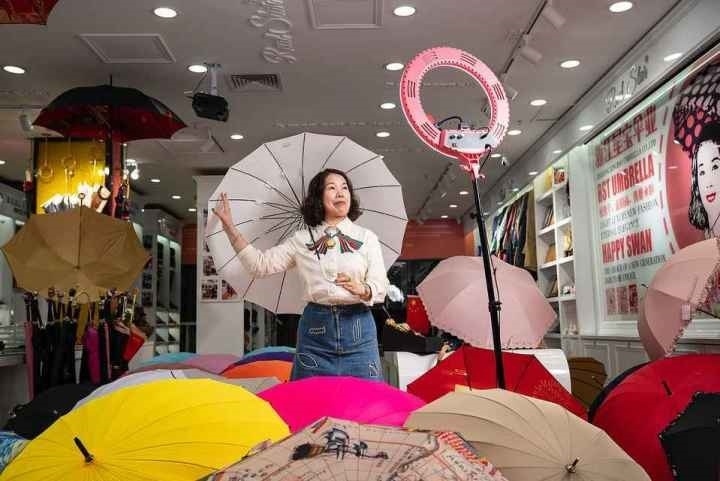 在義烏打拼了27年的商戶張吉英，正通過直播銷售雨傘。義烏市委宣傳部供圖