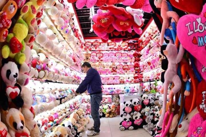 商戶在店鋪內整理毛絨玩具。共享聯(lián)盟·義烏 呂斌 攝