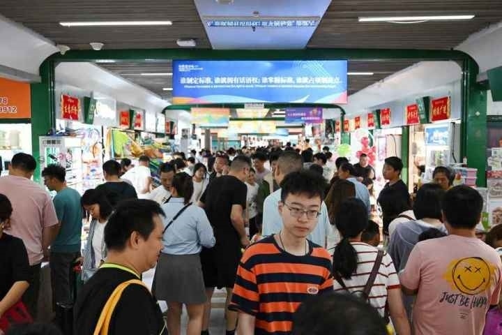 國慶長假期間，“世界超市”摩肩接踵。共享聯(lián)盟·義烏 吳峰宇 攝