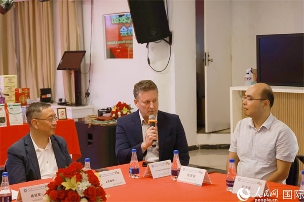 巴西中國友好協(xié)會主席恩里克·諾布雷加（中）在座談會中發(fā)言。人民網記者 陳海琪攝