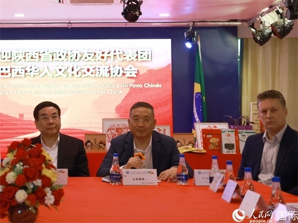 巴西華人文化交流協(xié)會主席上官建峰（中）在座談會上發(fā)言。人民網記者 陳海琪攝