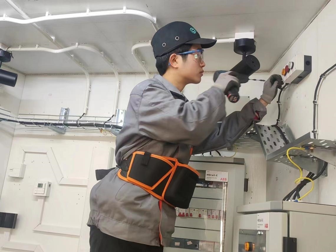 張強(qiáng)在安裝指示燈盒實(shí)訓(xùn)中。高磊磊 攝