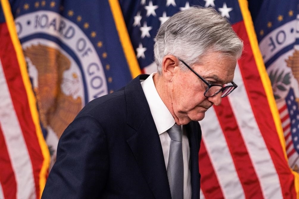 11月1日，美國聯(lián)邦儲備委員會主席鮑威爾在華盛頓出席記者會。新華社發(fā)（亞倫攝）