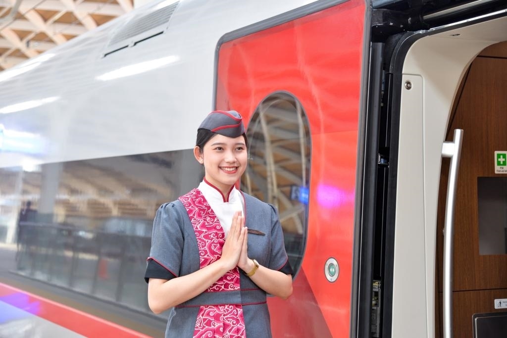 12月12日，乘務(wù)人員在印度尼西亞雅加達的哈利姆車站站臺歡迎乘坐雅萬高鐵的乘客。新華社記者徐欽攝