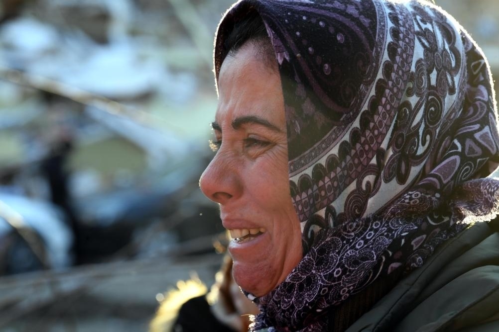 2月8日，在土耳其哈塔伊的一處地震廢墟，當(dāng)?shù)鼐用竦却H人的消息。新華社記者沙達提攝