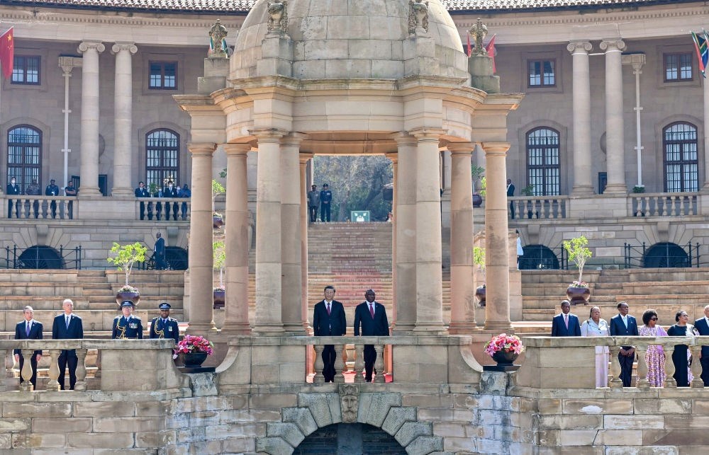 當(dāng)?shù)貢r(shí)間8月22日上午，正在南非進(jìn)行國(guó)事訪問(wèn)的國(guó)家主席習(xí)近平在比勒陀利亞總統(tǒng)府同南非總統(tǒng)拉馬福薩會(huì)談。會(huì)談前，拉馬福薩在總統(tǒng)府廣場(chǎng)為習(xí)近平舉行歡迎儀式。新華社記者 殷博古 攝