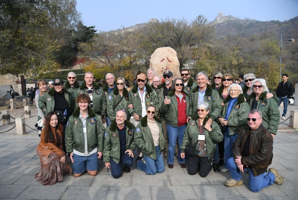 2023年10月29日，飛虎隊(duì)老兵莫耶一行人在北京八達(dá)嶺長(zhǎng)城合影留念。當(dāng)日，美中航空遺產(chǎn)基金會(huì)訪華代表團(tuán)成員陸續(xù)抵達(dá)北京。新華社記者 任超 攝