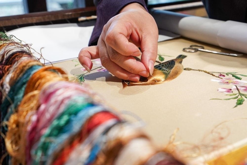 △2023年7月6日，盧建英在江蘇蘇州平江路的工作室內刺繡。