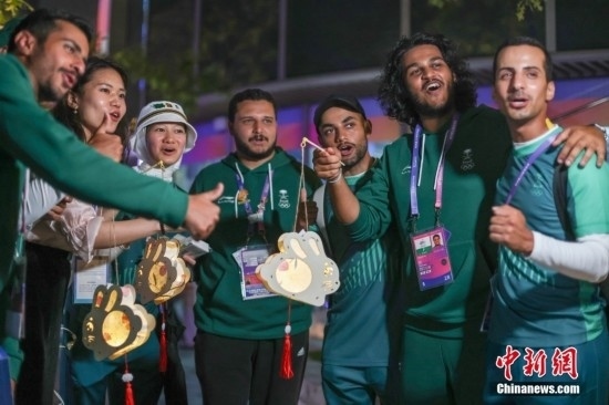 資料圖：9月29日，中國傳統(tǒng)節(jié)日中秋節(jié)，杭州亞運(yùn)會(huì)運(yùn)動(dòng)員村舉辦中秋主題活動(dòng)，中外運(yùn)動(dòng)員們歡聚一堂。圖為沙特阿拉伯運(yùn)動(dòng)員手持燈籠拍攝照片。<a target='_blank' href='/'><p align=