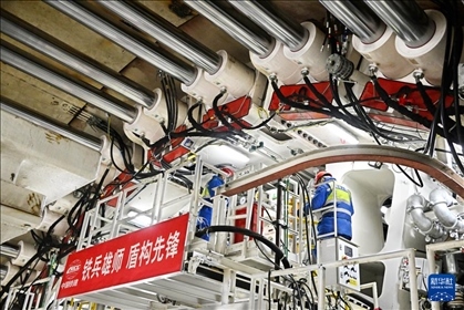 12月30日，中鐵十四局技術(shù)人員在盾構(gòu)掘進開始前檢查“海天號”盾構(gòu)機。新華社記者 李紫恒 攝