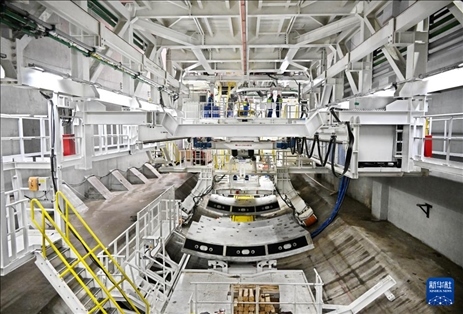 12月30日，建設(shè)者在青島膠州灣第二隧道工程南線主線隧道盾構(gòu)掘進現(xiàn)場作業(yè)。新華社記者 李紫恒 攝