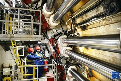 12月30日，中鐵十四局技術(shù)人員在盾構(gòu)掘進開始前檢查“海天號”盾構(gòu)機。新華社記者 李紫恒 攝