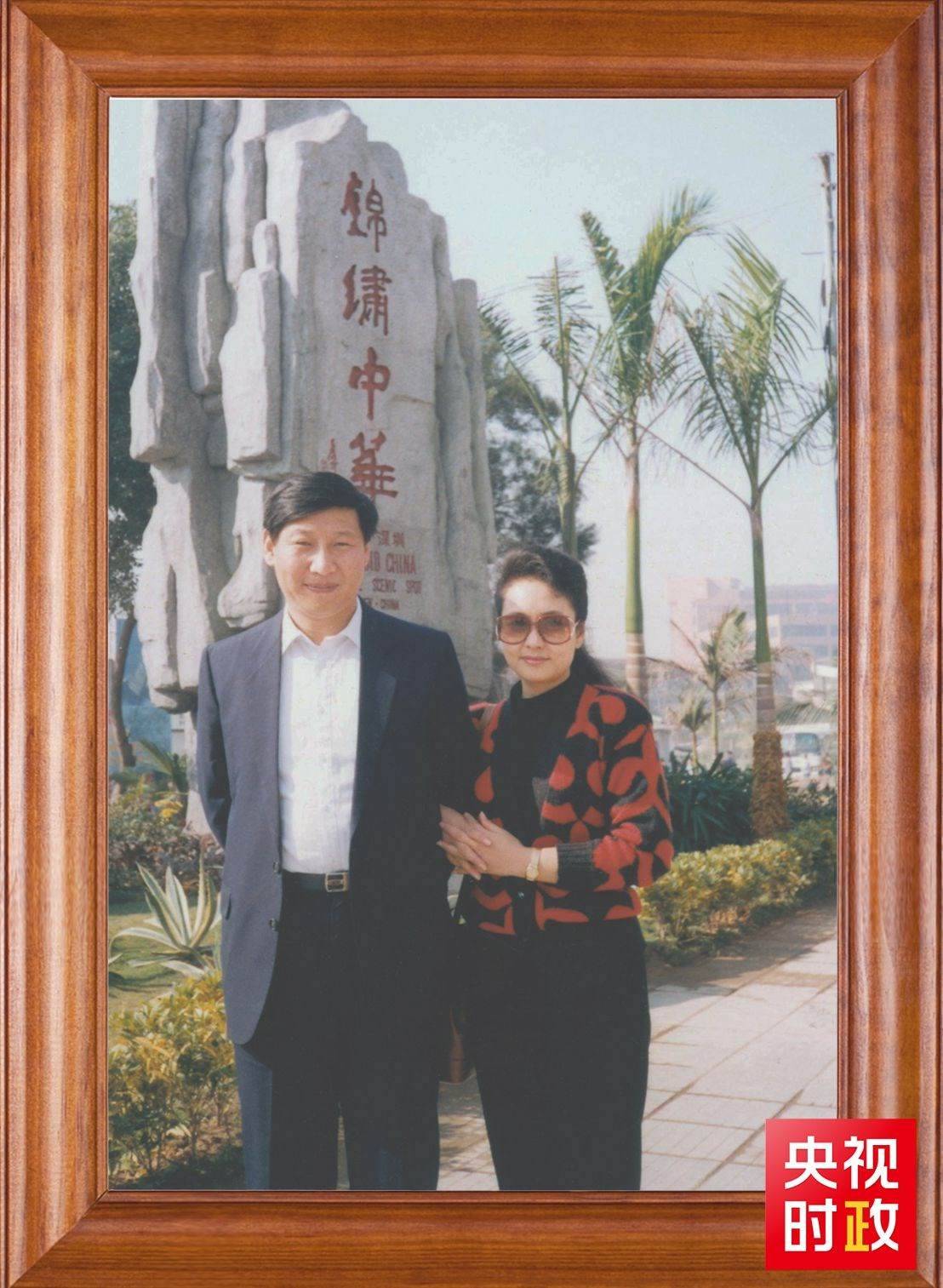 △這是習近平和夫人彭麗媛的合影。這張照片第一次出現(xiàn)在他的書架上。