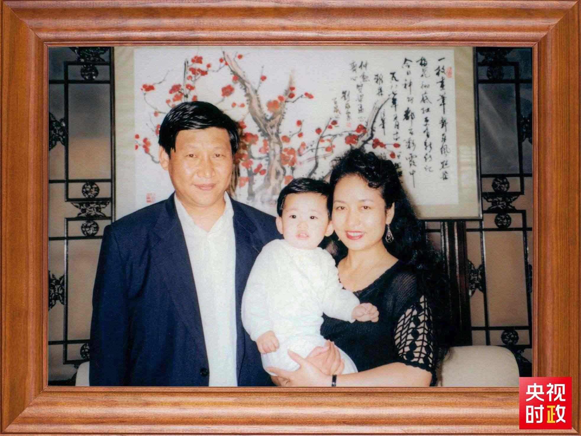 △這是習近平一家三口的合影。這張照片第一次出現(xiàn)在他的書架上。