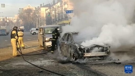 這張俄羅斯緊急情況部12月30日發(fā)布的視頻截圖顯示，在俄羅斯別爾哥羅德市，工作人員在現(xiàn)場救援。新華社發(fā)