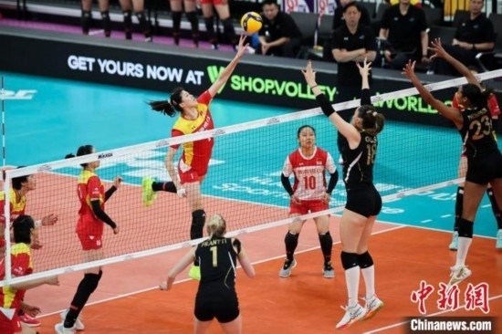 女排世俱杯賽場上，天津渤海銀行女排(紅)對陣巴西海灘女排(黑)。主辦方供圖