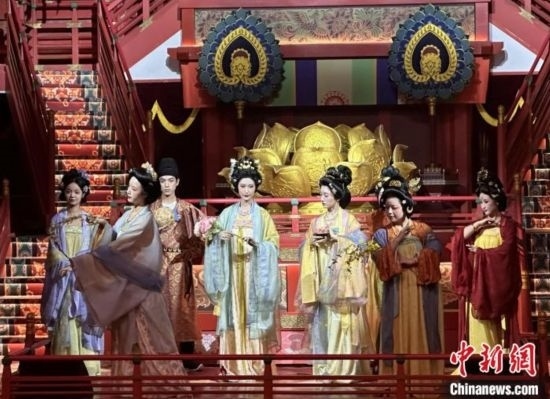 2023年12月31日晚間，在長安十二時(shí)辰主題街區(qū)進(jìn)行的漢服表演。 中新社記者 張一辰 攝