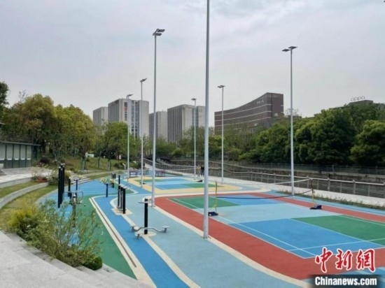 杭州余杭區(qū)一嵌入式體育場地。張煜歡 攝