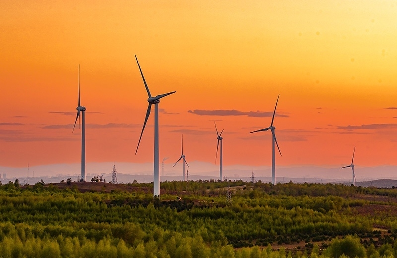 2023年5月23日清晨拍攝的內(nèi)蒙古興安盟烏蘭浩特市呼和馬場(chǎng)風(fēng)力光伏發(fā)電場(chǎng)內(nèi)的風(fēng)機(jī)。