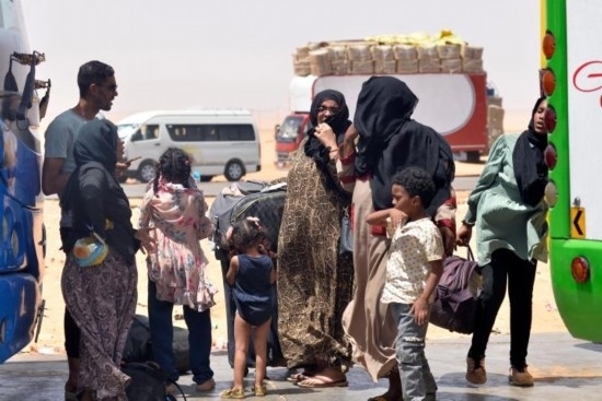  2023年4月27日，在埃及南部與蘇丹交界的阿爾根邊境口岸，人們離開蘇丹進入埃及境內(nèi)。新華社發(fā)（拉德萬攝）