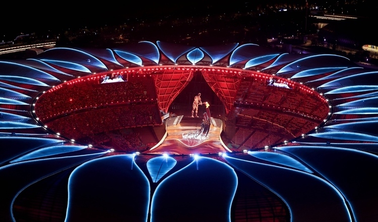 2023年9月23日，最后一棒火炬手汪順和數(shù)字火炬手在杭州亞運(yùn)會(huì)開幕式上點(diǎn)燃主火炬。新華社記者 程婷婷 攝