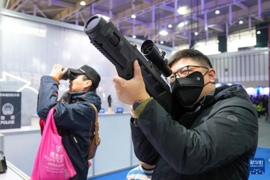 1月6日，觀眾在警營開放周活動現(xiàn)場體驗(yàn)警用激光炫目槍。