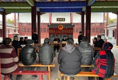  圖③：庭審在謝氏祠堂內(nèi)進行。