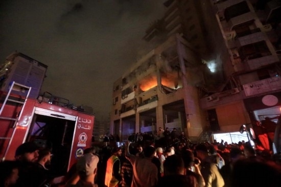 1月2日，人們聚集在黎巴嫩貝魯特南郊的以色列無人機襲擊現(xiàn)場。新華社發(fā)（比拉爾·賈維希攝）