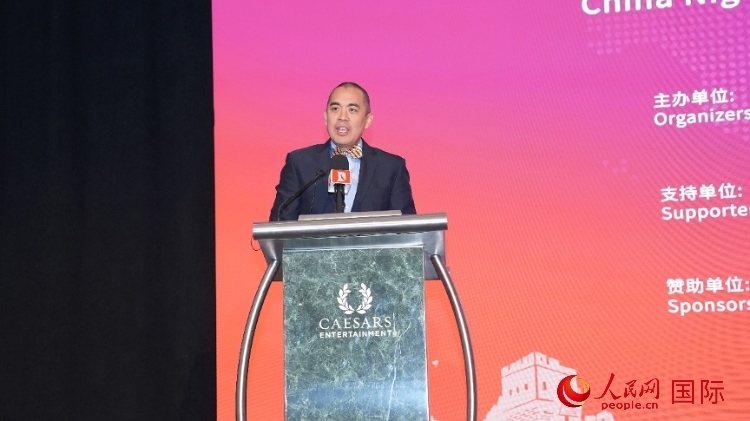 內華達州副州長辦公室幕僚長魯迪·帕明圖安在論壇致辭。人民網記者 鄧圩攝