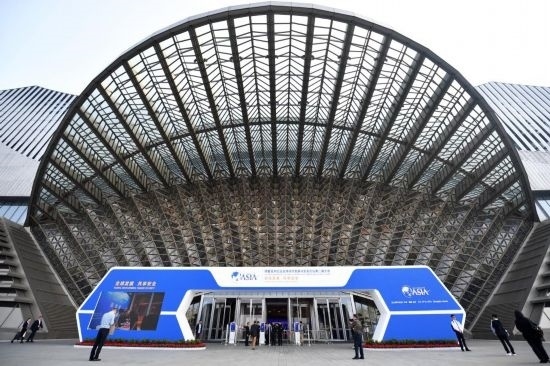 2023年10月30日，參會(huì)嘉賓步入長(zhǎng)沙國(guó)際會(huì)議中心。當(dāng)日，以“全球發(fā)展 共享安全”為主題的博鰲亞洲論壇全球經(jīng)濟(jì)發(fā)展與安全論壇第二屆大會(huì)在湖南長(zhǎng)沙開幕。新華社記者 陳振海 攝