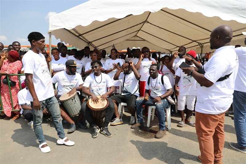 當(dāng)?shù)孛癖姂c祝通車。中建國際中西非公司供圖。