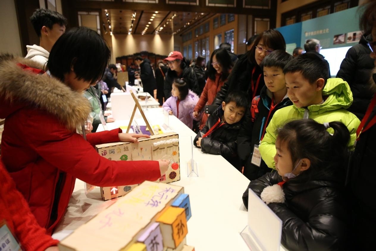 學生現場演示科創(chuàng)作品。主辦方供圖