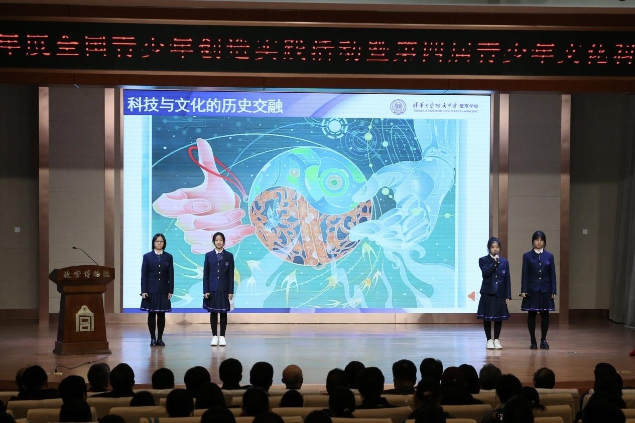 學生展示作品。主辦方供圖