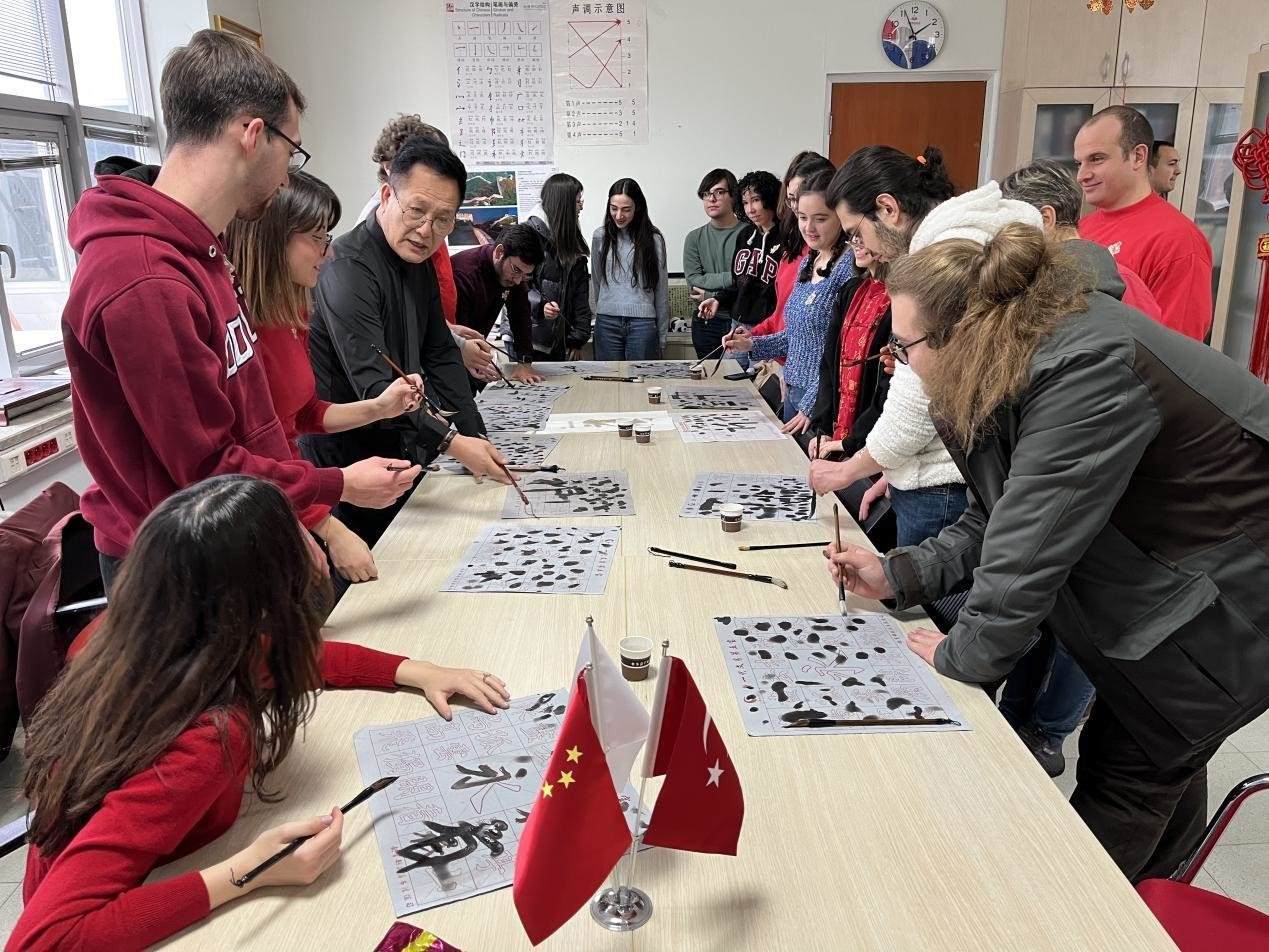 學(xué)生體驗書法。中東技術(shù)大學(xué)孔院供圖