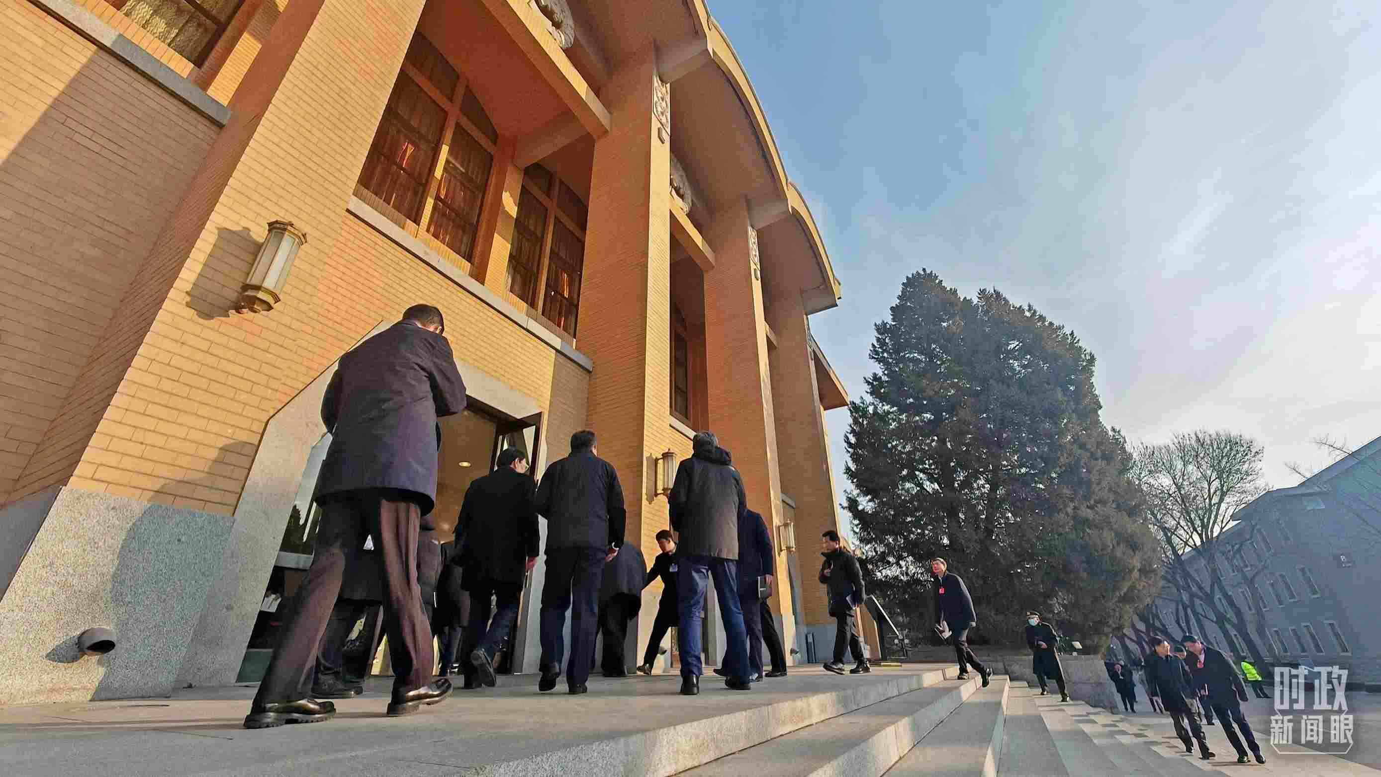 △省部級主要領導干部推動金融高質量發(fā)展專題研討班的學員們正在進入會場。（總臺央視記者王策拍攝）